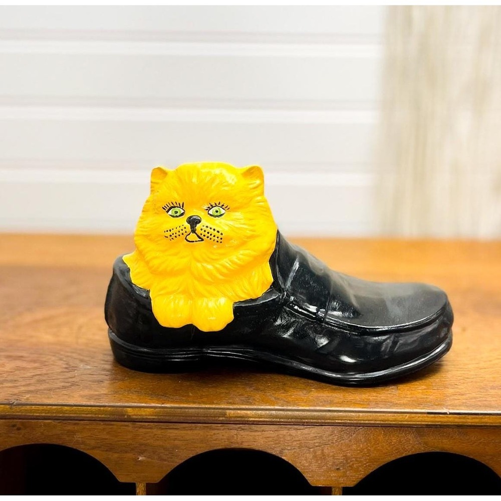 Vintage Porcelain Cat in Shoe Figurine - Anamorphic Shelf Decor - Picture 5 of 7